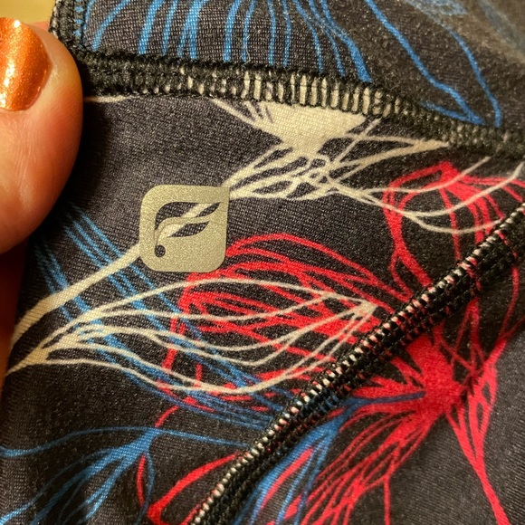 3 pairs Fabletics cropped workout pants - Picture 3 of 5